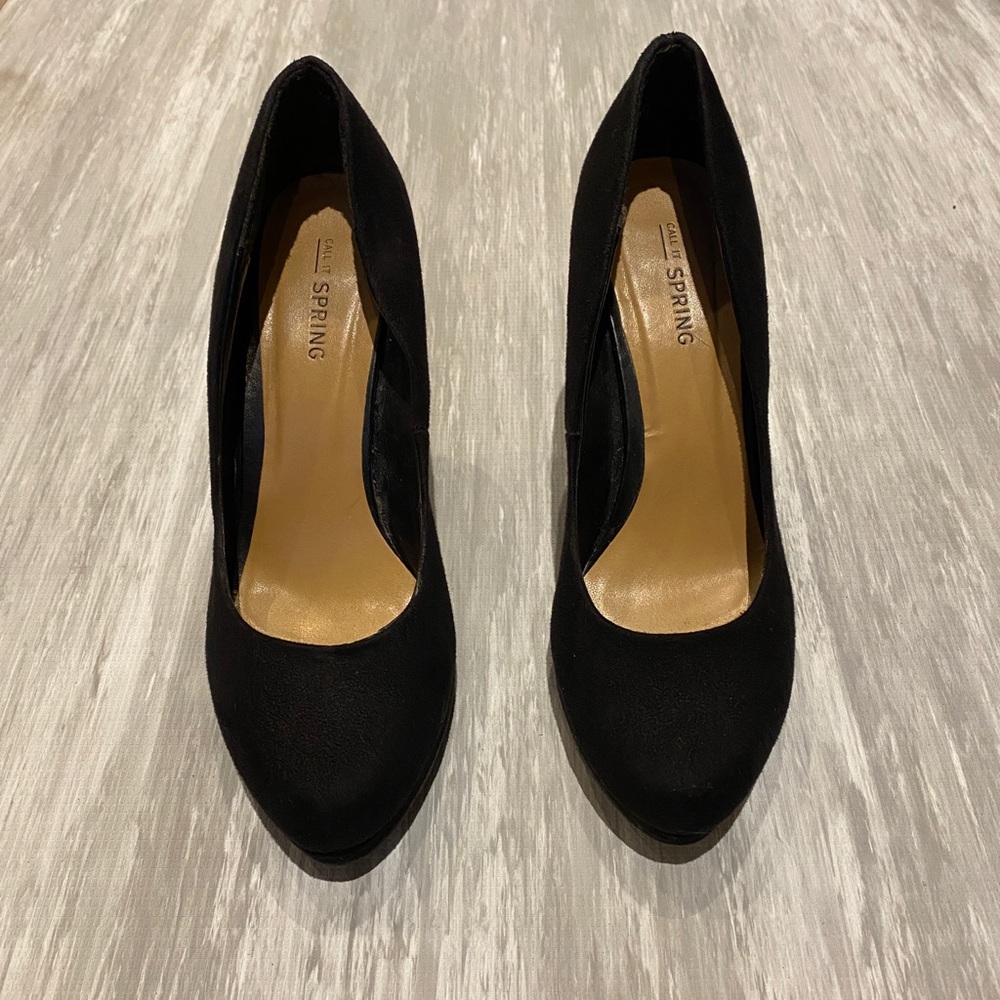 Call it spring black pumps
